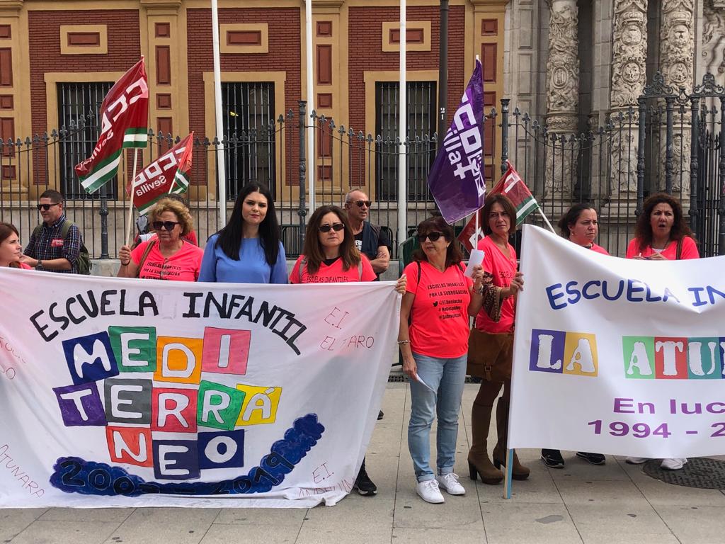 La parlamentaria andaluza del PSOE de Almería Noemí Cruz, que ha acompañado a las ex trabajadoras de la escuela infantil Mediterráneo en la protesta que han realizado frente al Palacio de San Telmo