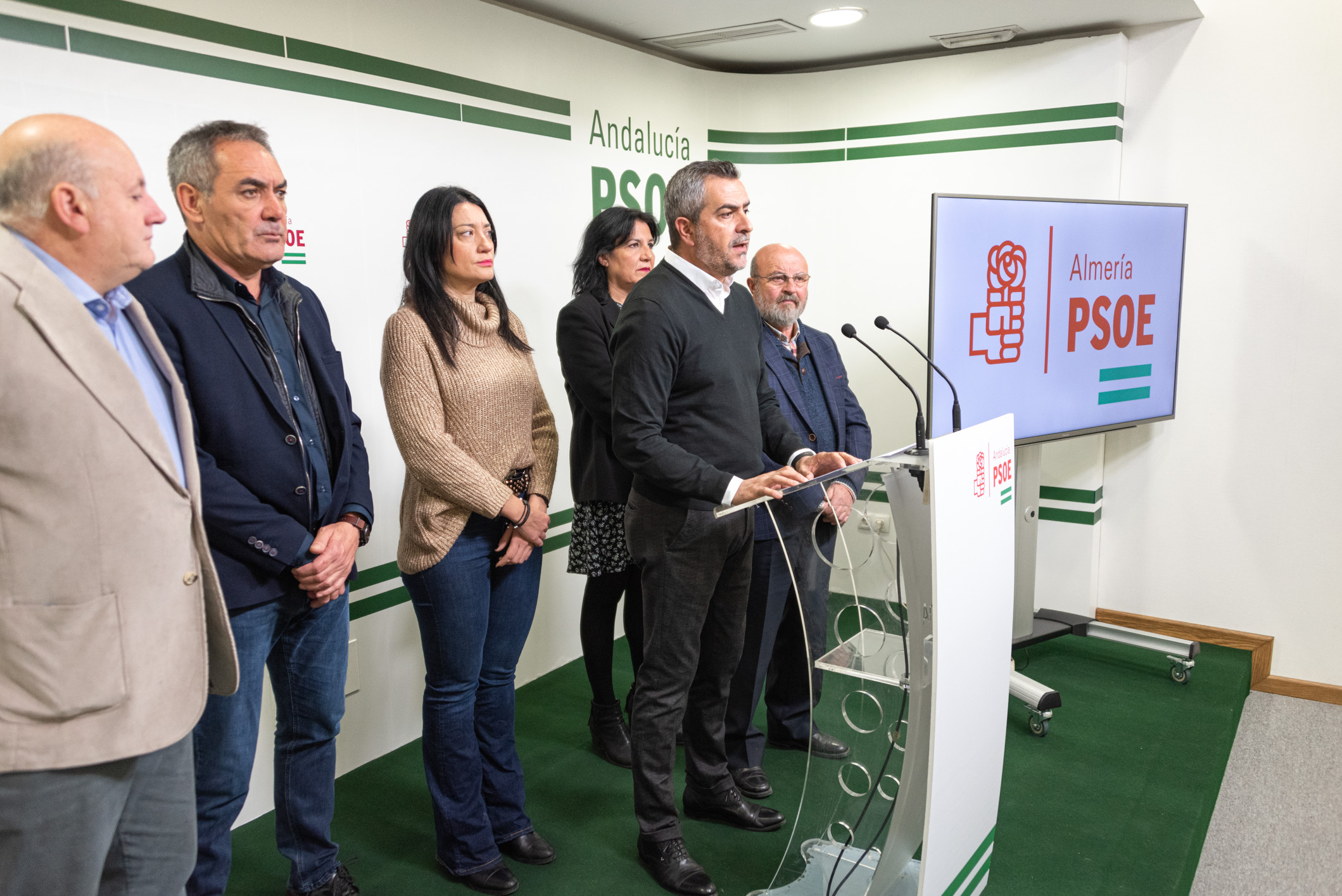 El portavoz del PSOE en la Diputación de Almería, Juan Antonio Lorenzo, en rueda de prensa