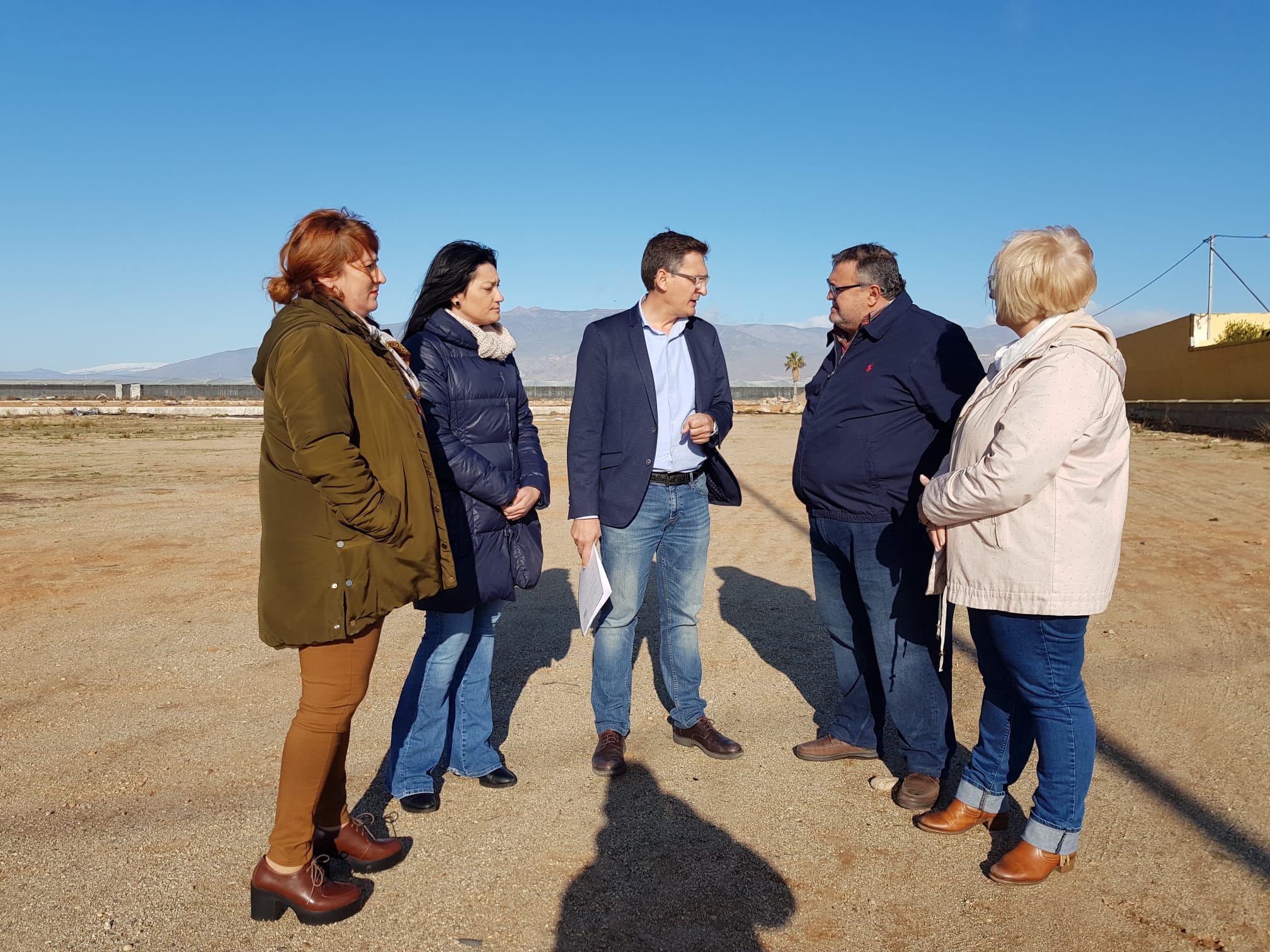 El secretario general del PSOE de Almería, José Luis Sánchez Teruel y el portavoz del PSOE en el Ayuntamiento de Roquetas de Mar, Manolo García, junto a otros miembros del PSOE de Roquetas