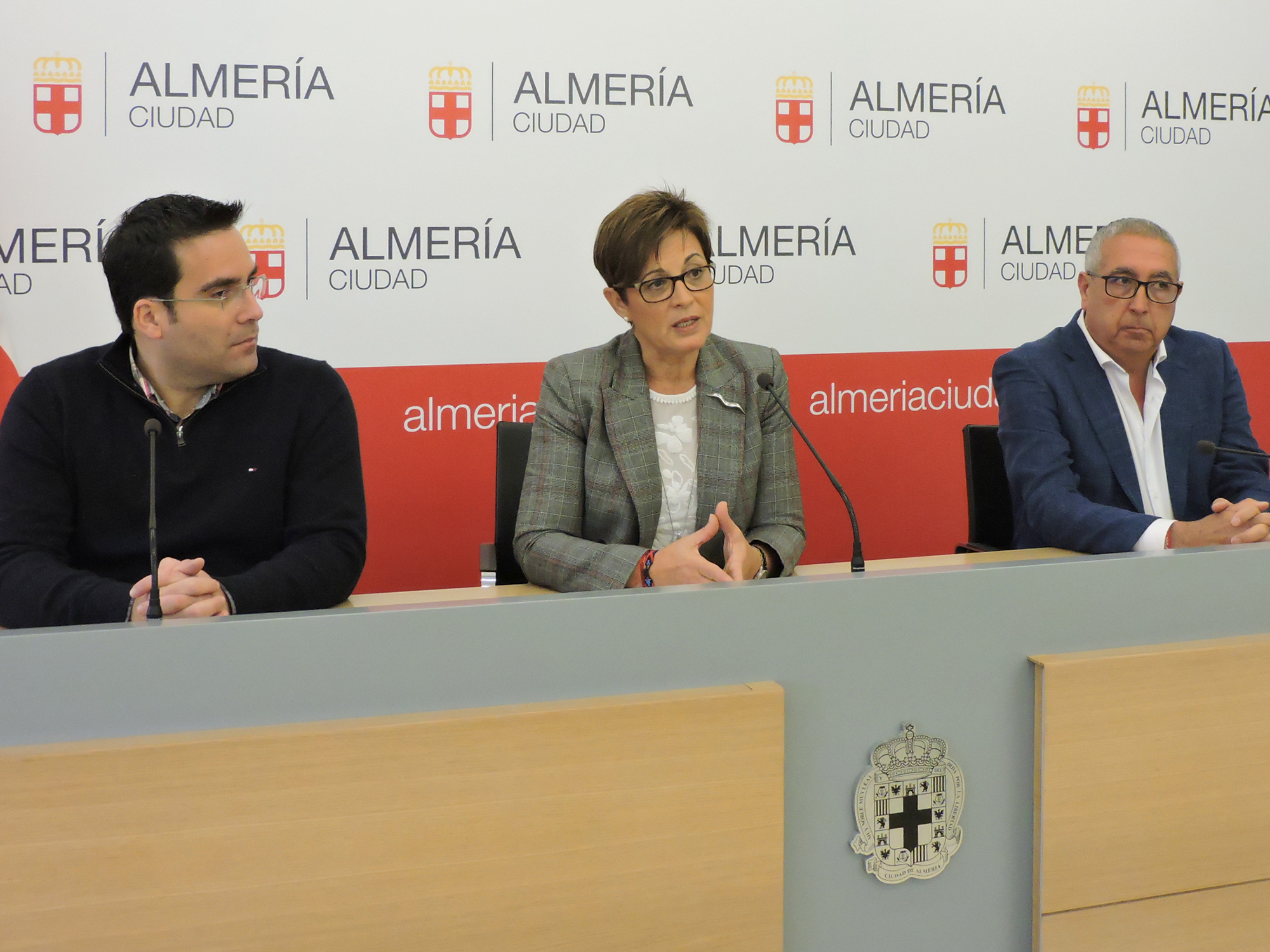 La portavoz del PSOE en el Ayuntamiento de Almería, Adriana Valverde, junto a los concejales Pedro Díaz y José Antonio Alfonso