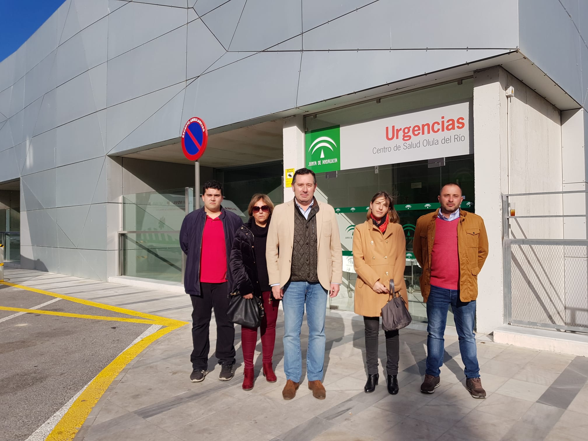 El portavoz del PSOE en el Ayuntamiento de Olula del Río, Diego Castaño, junto a otros concejales y vecinos en el centro de salud