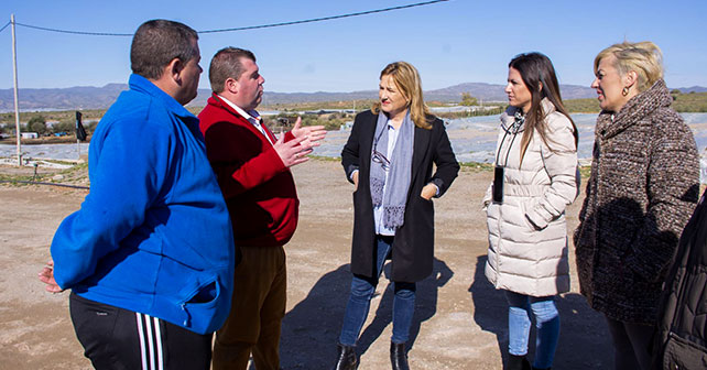 La alcaldesa de Níjar, Esperanza Pérez (centro), junto a la senadora Inés Plaza y la diputada nacional Sonia Ferrer Tesoro