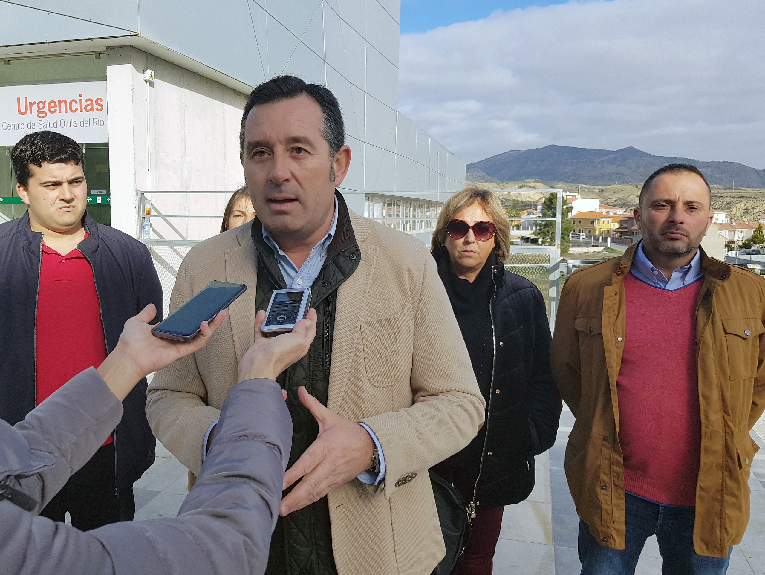 PSOE Olula del Río, Diego Castaño y ediles junto al centro de salud del municipio