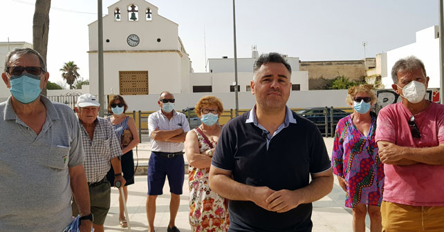 El cocejal del PSOE en el Ayuntamiento de Almería, Antonio Ruano, junto a vecinos y vecinas de Cabo de Gata