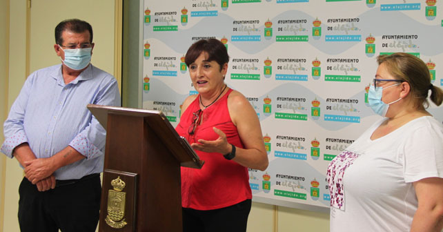 La portavoz, Maribel Carrión, acompañada de los concejales José Miguel Alarcón y Mari Carmen Álamo
