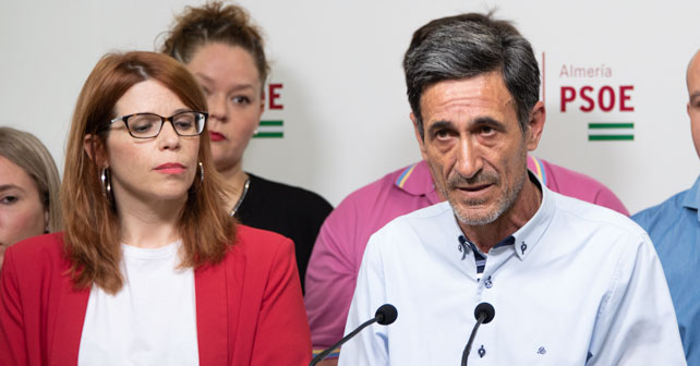 El concejal del PSOE en el Ayuntamiento de Huércal de Almería, Juan Ibáñez, junto a la portavoz, Ángeles Castillo