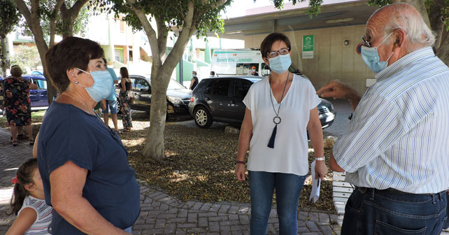 La portavoz del PSOE en el Ayuntamiento de almería, Adriana Valverde, junto a vecinos en el centro de salud de La Cañada