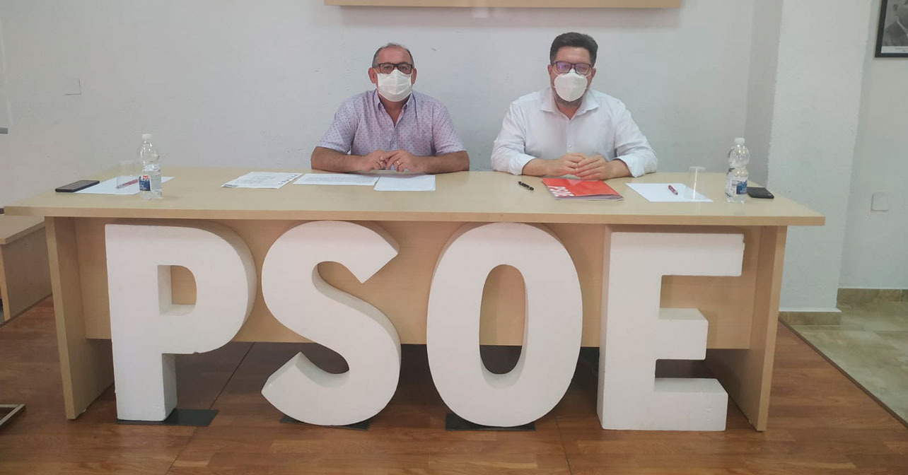 El portavoz del PSOE en el Ayuntamiento de Pulpí, Luis Cáceres, junto al Secretario de Política Municipal del PSOE de Almería, Rodrigo Sánchez