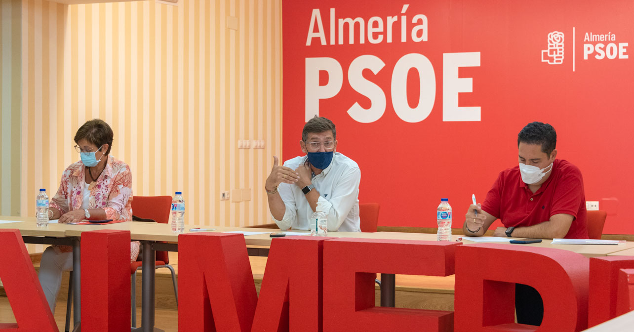 Reunión del PSOE de Almería con la Junta de Personal del Hospital de la Cruz Roja