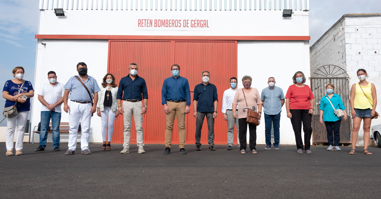 Diputados, diputadas, alcaldes y alcaldesas socialistas en la puerta de la nave del retén de bomberos de Gérgal