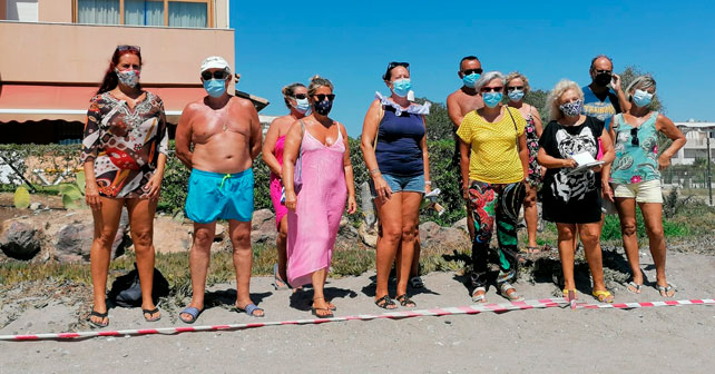 La diputada nacional del PSOE de Almería, Sonia Ferrer Tesoro (en amarillo), junto a vecinos en la playa de Vera