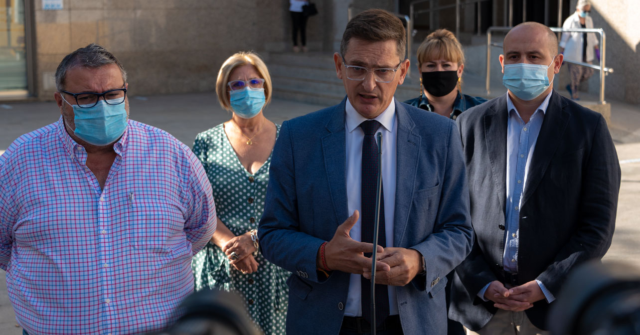 Intervención en rueda de prensa del secretario general del PSOE de Almería, José Luis Sánchez Teruel, en Roquetas de Mar