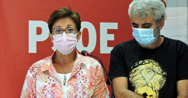 La portavoz del PSOE en el Ayuntamiento de Almería, Adriana Valverde, junto al concejal Eusebio Villanueva