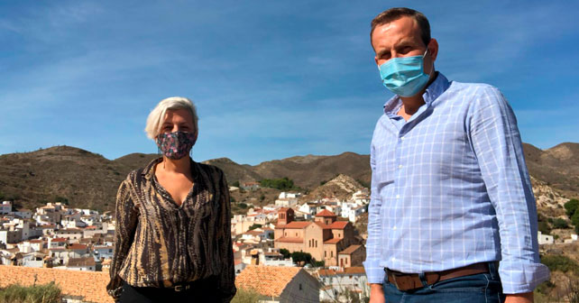 La diputada nacional del PSOE de Almería, Sonia Ferrer Tesoro, junto al Alcalde de Lubrín, Domingo Ramos