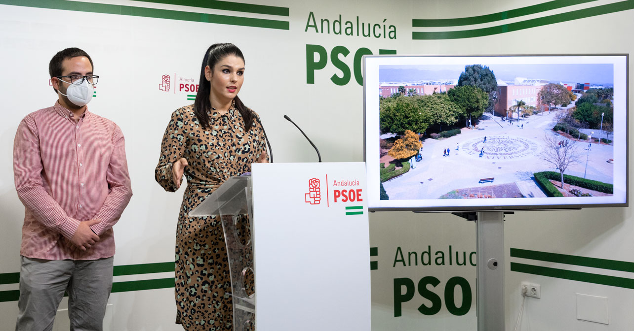 El secretario general de Juventudes Socialistas de Almería, Juan Francisco Garrido, y la parlamentaria andaluza del PSOE de Almería, Noemí Cruz
