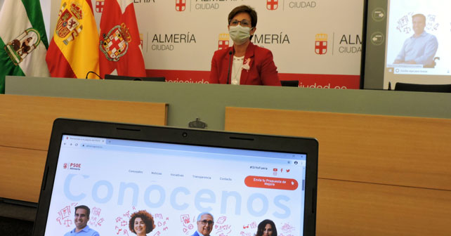 La portavoz del PSOE en el Ayuntamiento de Almería, Adriana Valverde, presenta la nueva web del grupo municipal