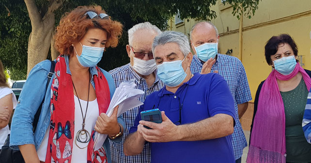 La concejala del PSOE en el Ayuntamiento de Almería, Amparo Ramírez, con vecinos en los Molinos-Chocillas