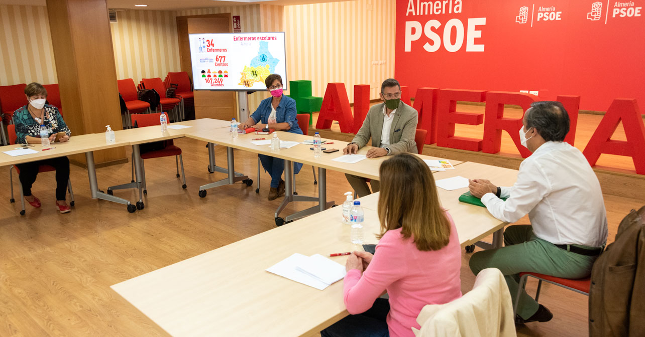 Reunión del secretario general del PSOE de Almería, José Luis Sánchez Teruel, y la portavoz del PSOE en el Ayuntamiento de Almería, Adriana Valverde, con representantes del sindicato de enfermería SATSE