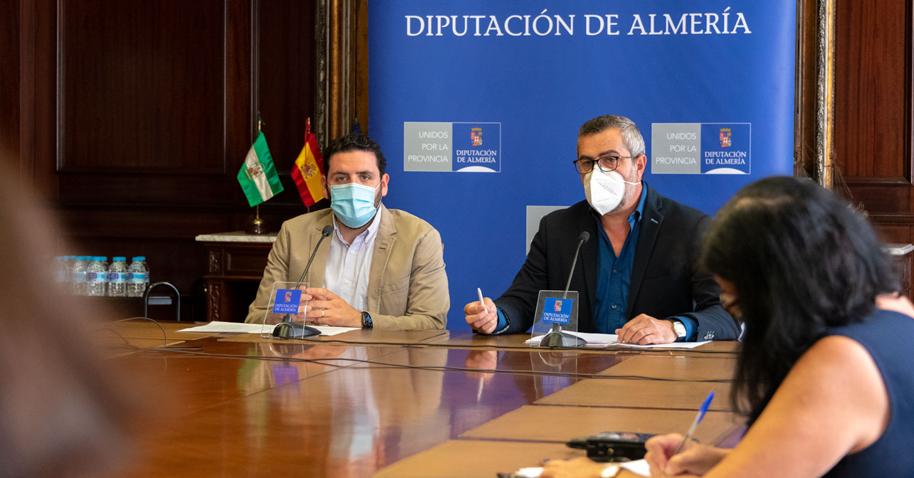 El diputado provincial del PSOE de Almería, Juan Manuel Ruiz, junto al portavoz, Juan Antonio Lorenzo