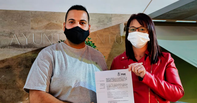 El secretario de Organización del PSOE de Alhama, José Miguel Sánchez, junto a la portavoz en el ayuntamiento, Ana Belén Pascual