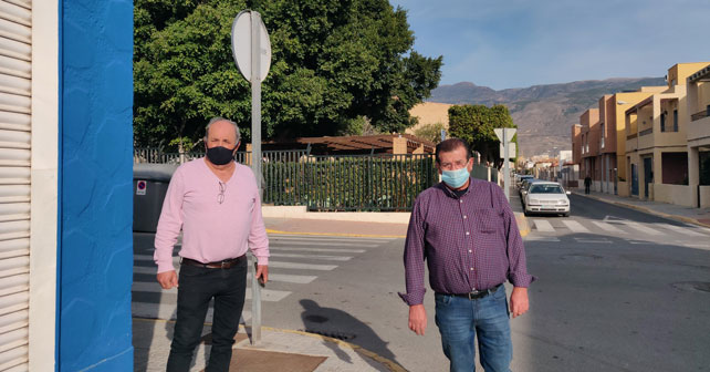 El secretario general del PSOE de El Ejido, José Miguel Alarcón (derecha), acompañado de un vecino de La Loma de la Mezquita