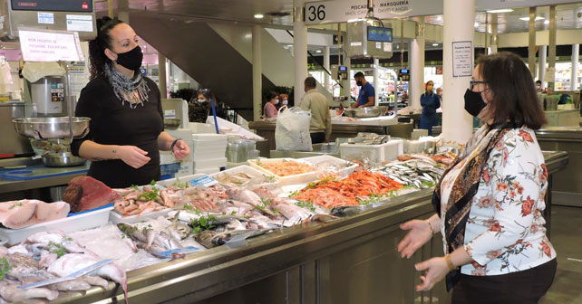 La concejala del PSOE en el Ayuntamiento de Almería, Lidia Compadre, en el Mercado Central