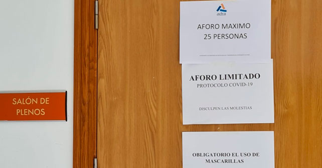 Entrada al salón de plenos del Ayuntamiento de Adra