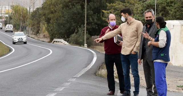 El diputado provincial del PSOE de Almería, Marcelo López (2º derecha), junto a trabajadores del sector hortofrutícola