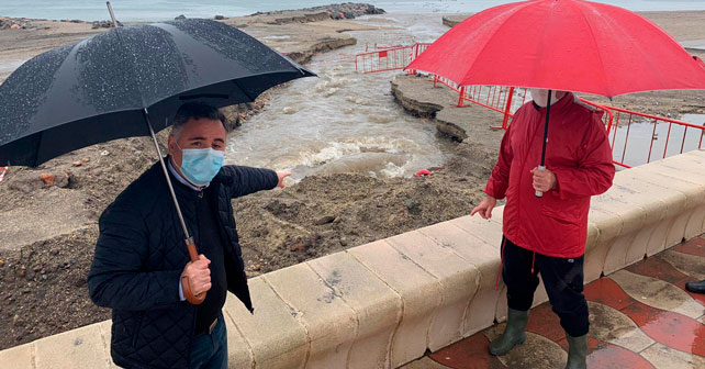 El concejal del PSOE en el Ayuntamiento de Almería, Antonio Ruano (izquierda), junto a un vecino en Costacabana