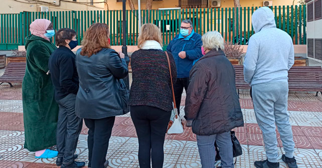 El portavoz del PSOE en el Ayuntamiento de Roquetas de Mar, Manolo García, junto a un grupo de vecinos afectados por los cortes de luz