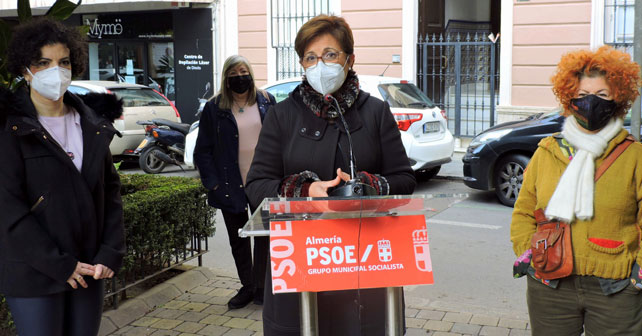 La portavoz del PSOE en el Ayuntamiento de Almería, Adriana Valverde, junto a miembros de la Plataforma de Esteticistas Profesionales de Almería