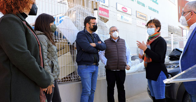 Adriana Valverde (segunda derecha) junto a concejales y directiva de la Entidad de Conservación del Sector 20