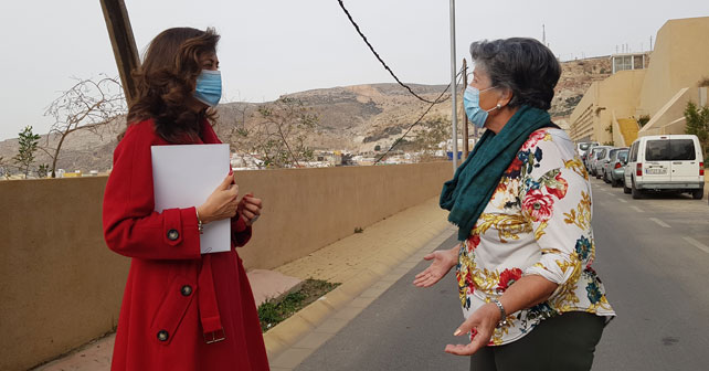 La concejala del PSOE en el Ayuntamiento de Almería, Carmen Aguilar (izquierda), junto a una vecina de Mesón Gitano
