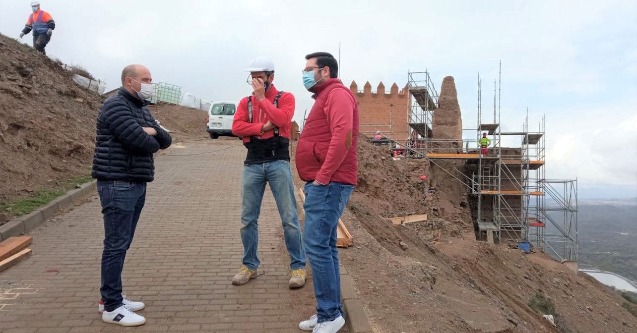 El senador, Antonio Martínez (izquierda), junto al Alcalde de Tabernas, José Díaz (derecha)