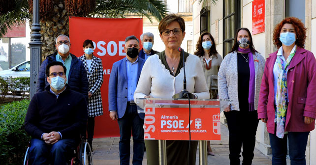 La portavoz del PSOE en el Ayuntamiento de Almería, Adriana Valverde, junto a el resto de concejales y concejalas del PSOE