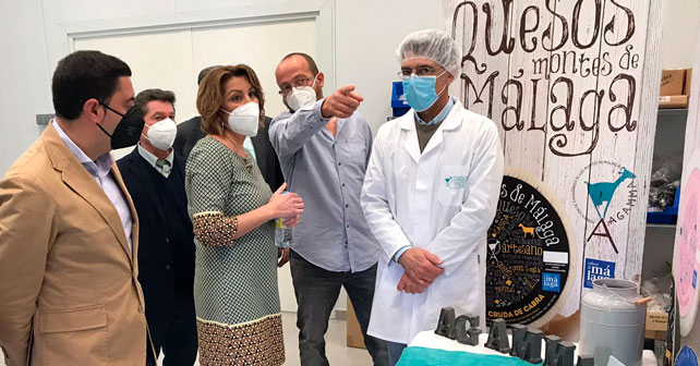 La secretaria general del PSOE de Andalucía, Susana Díaz, visita la cooperativa Quesos Montes de Málaga