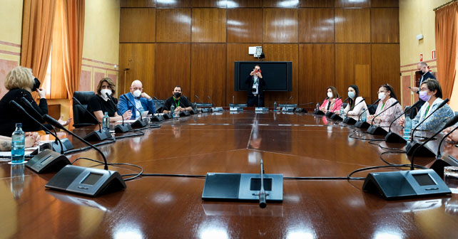 Reunión de la secretaria general del PSOE de Andalucía, Susana Díaz, con agricultoras de Motril (Granada) y representantes de la Asociación de Agricultores del Llano