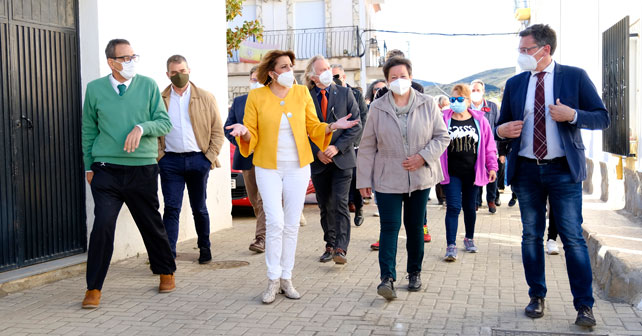 La secretaria general del PSOE de Andalucía, Susana Díaz, en su visita a Las Tres Villas