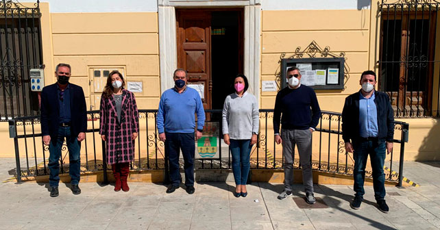 La alcaldesa de Cantoria, Purificación Sánchez (centro), junto al portavoz del PSOE en la Diputación de Almería, Juan Antonio Lorenzo (2º der.), y otros diputados provinciales