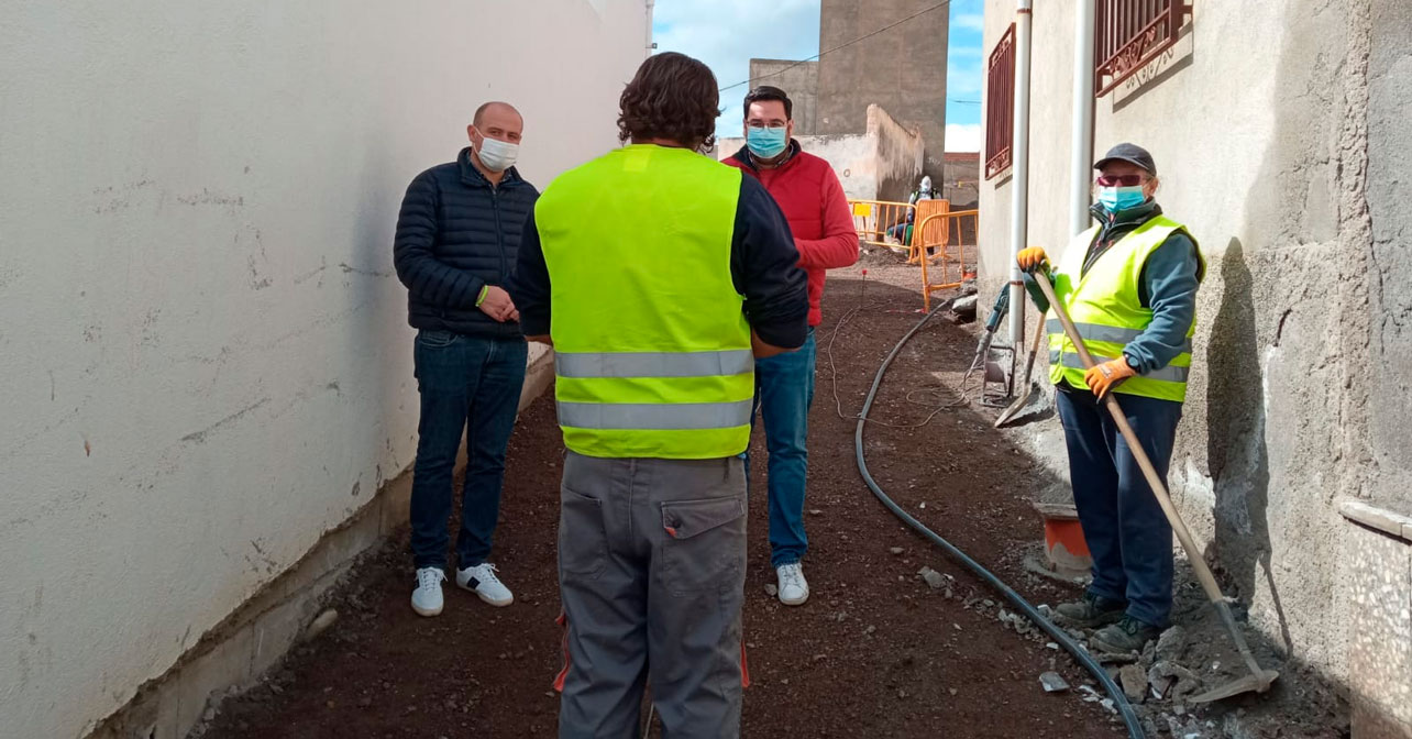 El senador y secretario de Organización del PSOE de Almería, Antonio Martínez Rodríguez, y el Alcalde de Tabernas, José Díaz, junto a trabajadores del PFEA