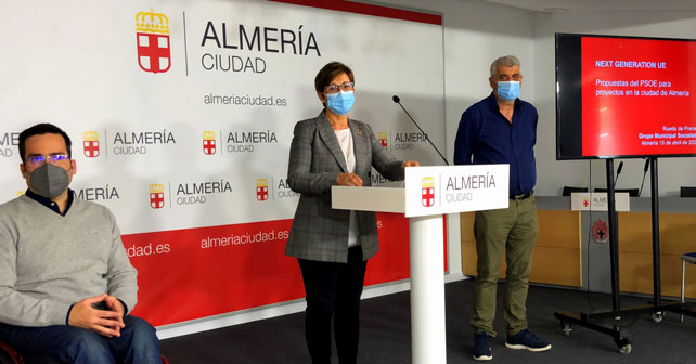 La portavoz del PSOE en el Ayuntamiento de Almería, Adriana Valverde, junto a los concejales Pedro Díaz y Eusebio Villanueva