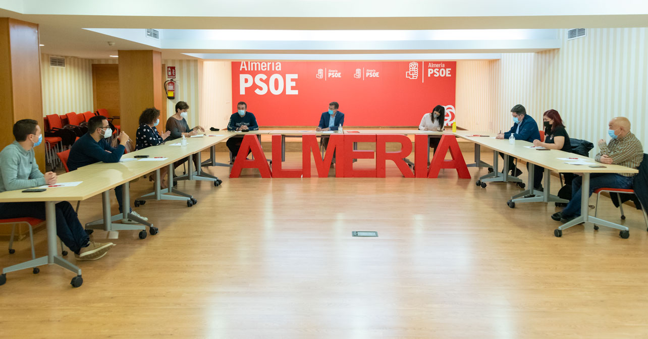 Reunión que ha mantenido el secretario general del PSOE de Almería, José Luis Sánchez Teruel, con trabajadores del albergue Inturjoven