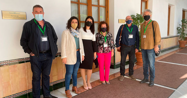 Reunión de la parlamentaria andaluza del PSOE de Almería, Noemí Cruz (3ª der.), con los trabajadores del albergue juvenil Inturjoven