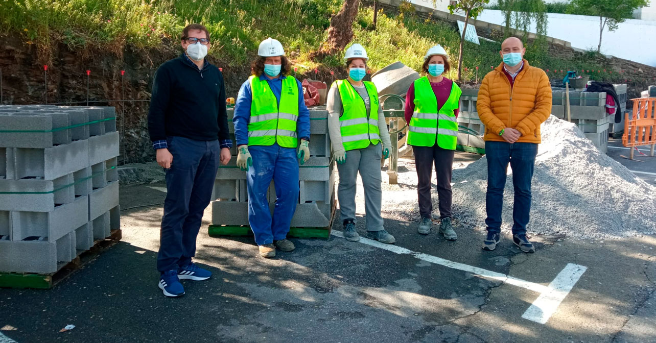 El Alcalde de Abrucena, Ismael Gil (1º izq.), y el senador y secretario de Organización del PSOE de Almería, Antonio Martínez (1º der.), junto a trabajadoras del PFEA de Abrucena