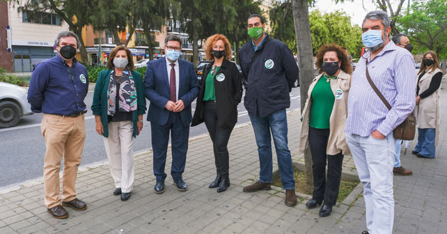 El portavoz adjunto del Grupo Socialista Rodrigo Sánchez Haro (3º izq.) y la parlamentaria granadina María José Sánchez Rubio (2ª iqz.), junto a trabajadores de Salud Responde y 061