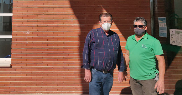 El secretario general del PSOE de El Ejido, José Miguel Alarcón, junto al portavoz del PSOE en la Junta Local de Balerma, Miguel Suárez, en el centro de salud de Balerma