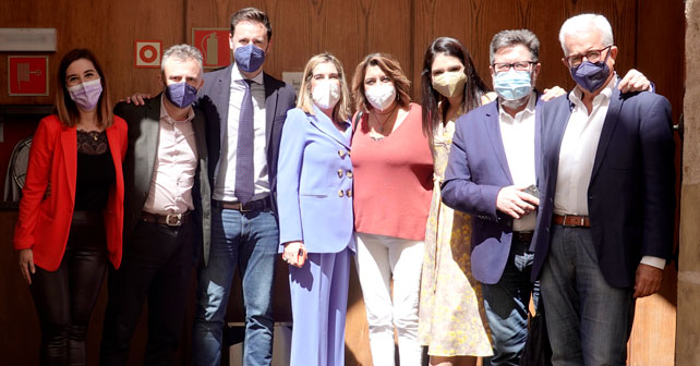 La secretaria general del PSOE de Andalucía, Susana Díaz, junto a otros parlamentarios del PSOE en la sesion de control del Parlamento andaluz