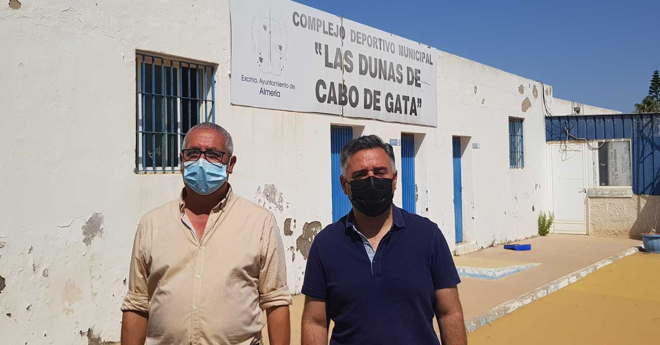 Los concejales socialistas Ruano y Alfonso frente al Complejo Las Dunas de Cabo de Gata