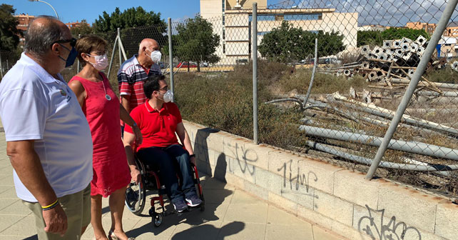 Visita de Adriana Valverde, portavoz del PSOE en el ayuntamiento de Almería, y otros concejales y vecinos a Cortijo Grande