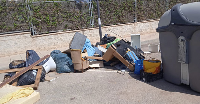 Basura acumulada junto a un contenedor en Vera